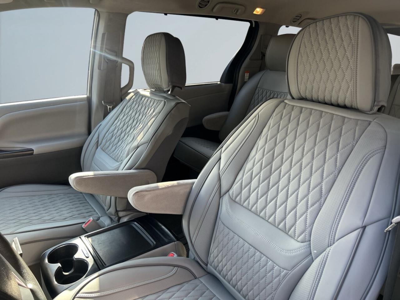 2020 Toyota Sienna LE 8-Passenger / Back Up Cam / Bluetooth / Heated Photo