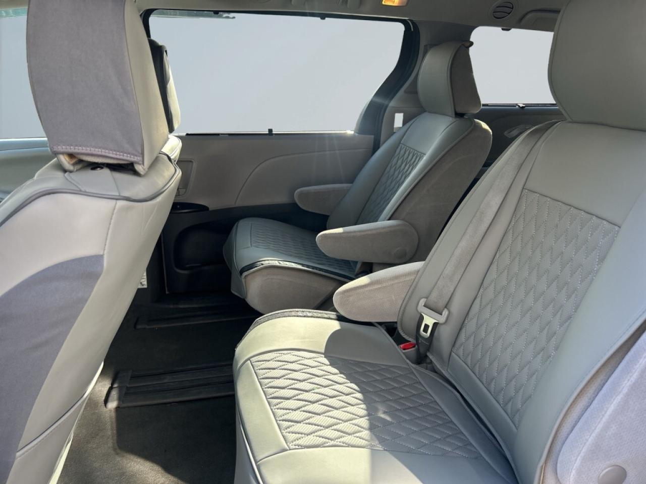 2020 Toyota Sienna LE 8-Passenger / Back Up Cam / Bluetooth / Heated Photo