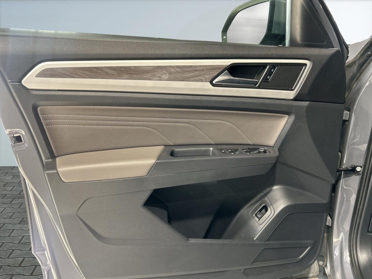 2022 Volkswagen Atlas R Line 2.0 TSI 4MOTION / Leather / Clean Carfax / Photo