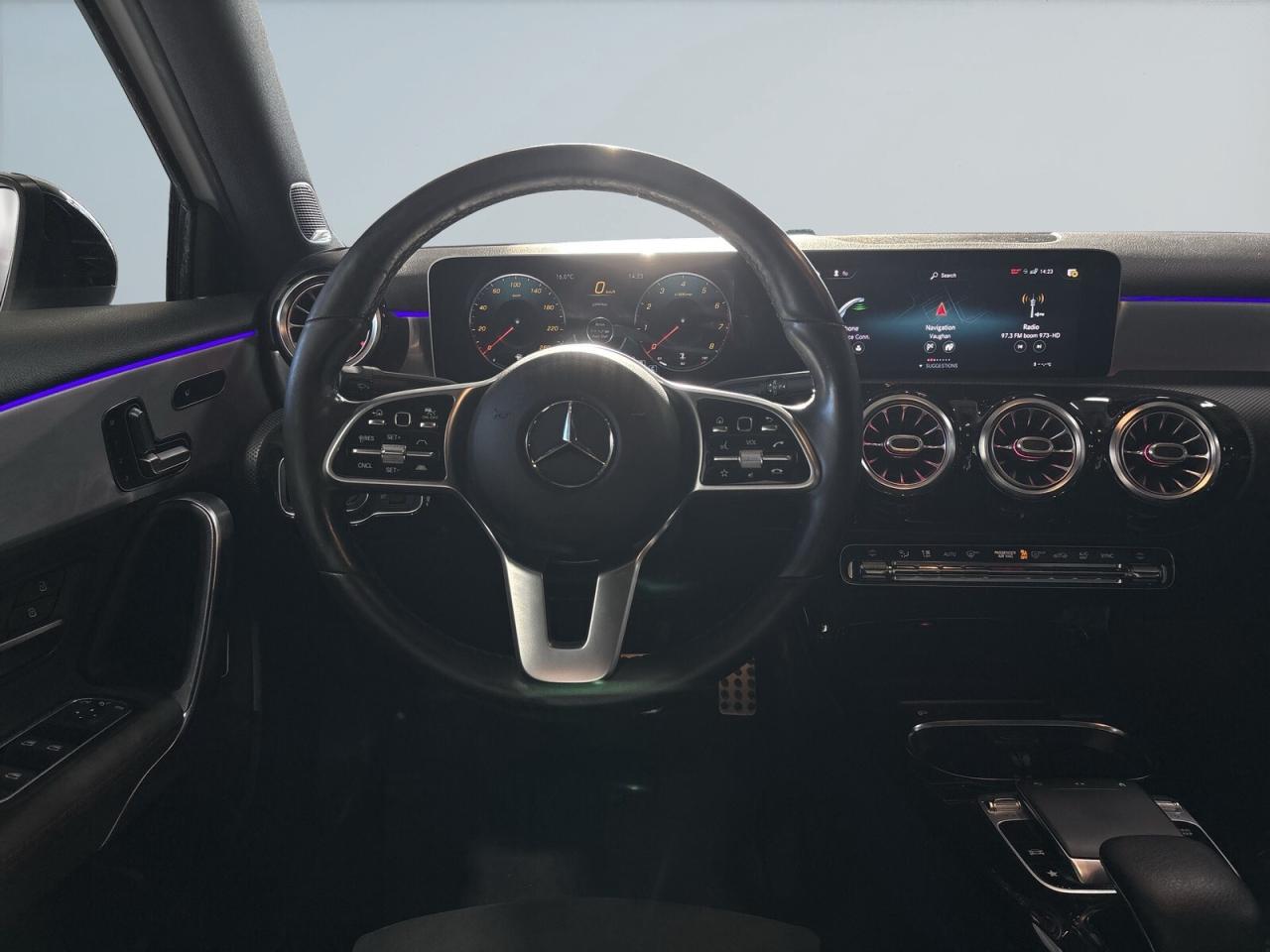 2019 Mercedes-Benz A-Class A 220 4MATIC / AMG Pkg / Leather / Sunroof / NAVI Photo2