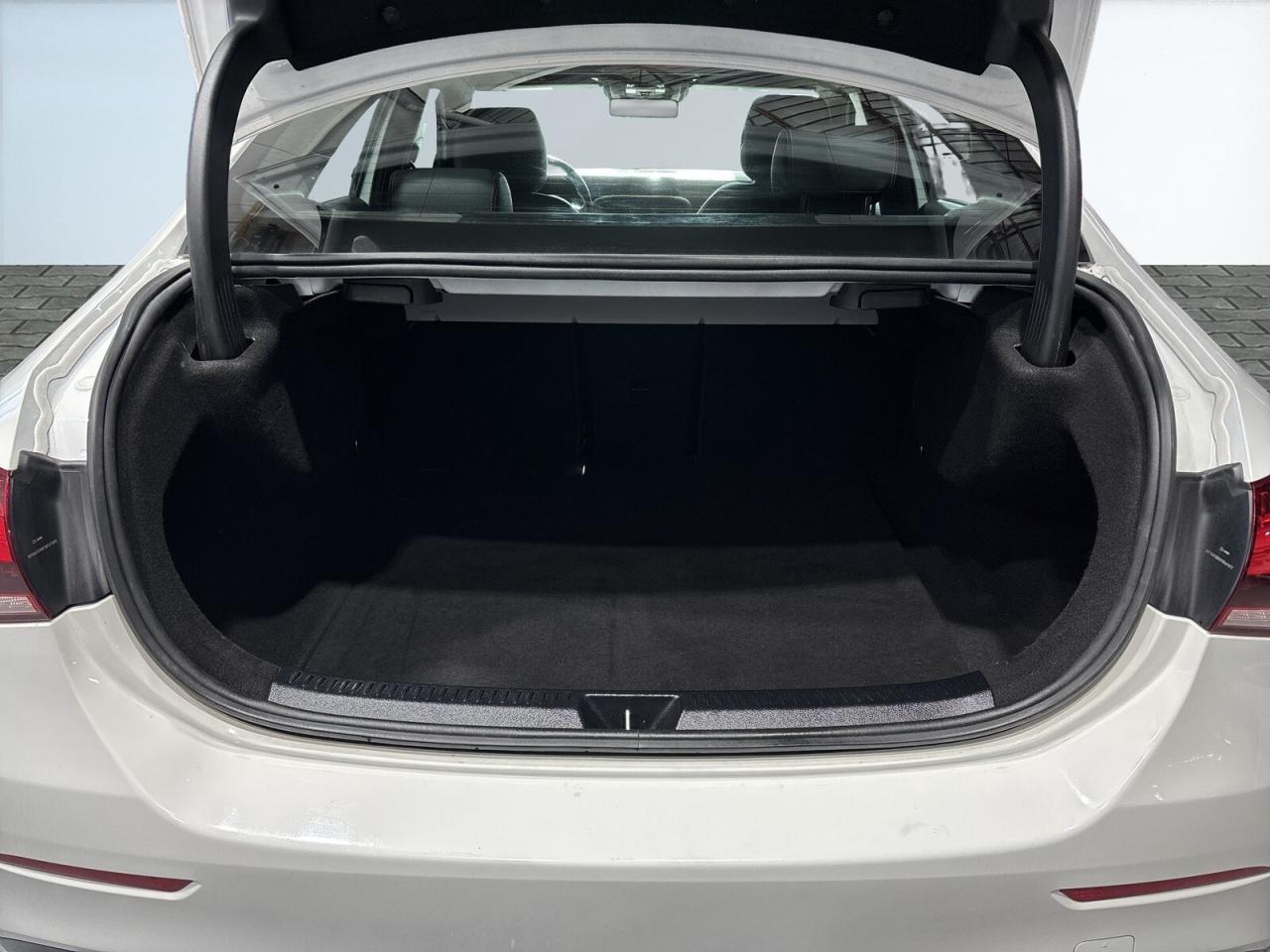 2019 Mercedes-Benz A-Class A 220 4MATIC / AMG Pkg / Leather / Sunroof / NAVI Photo