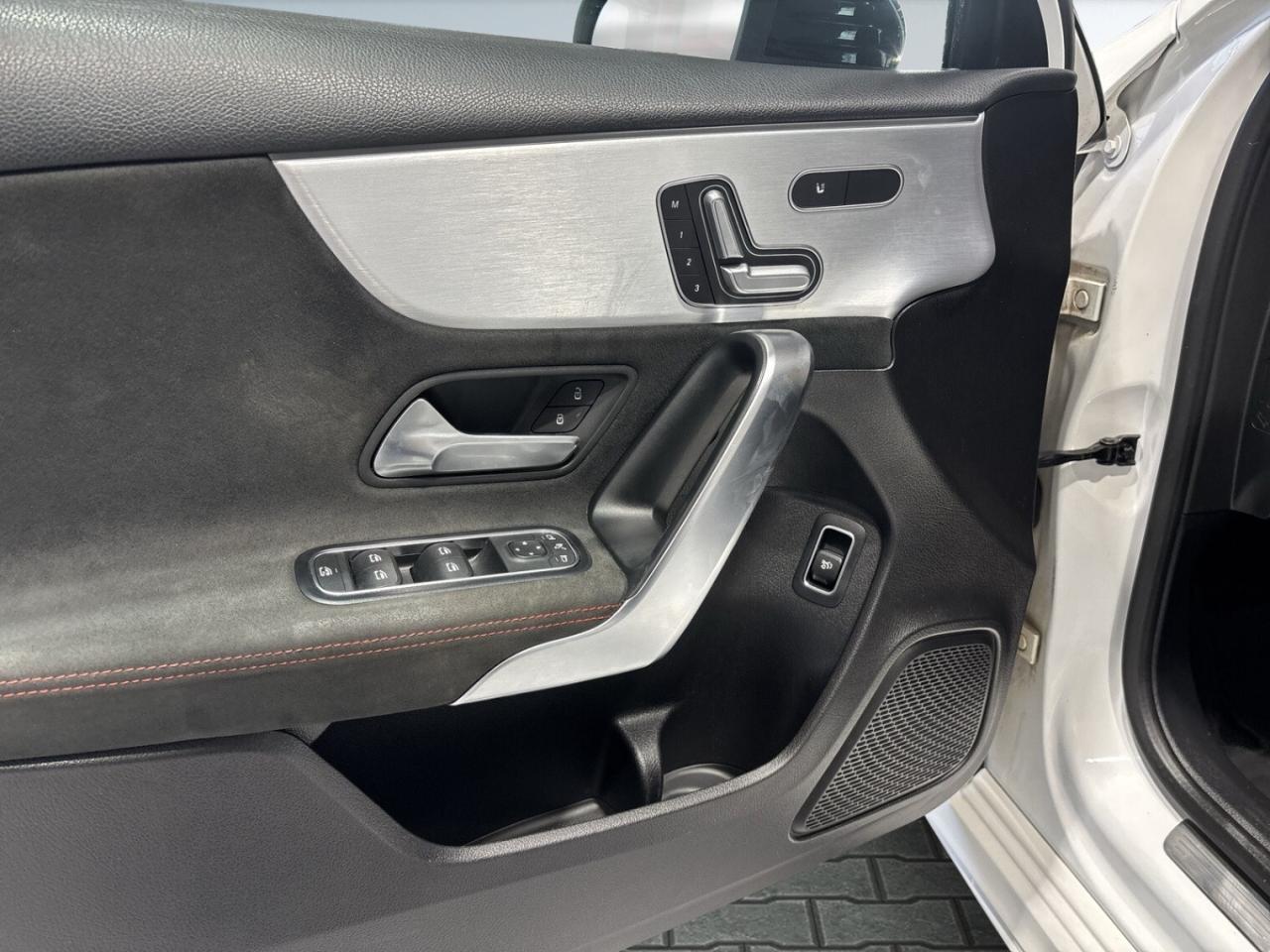 2019 Mercedes-Benz A-Class A 220 4MATIC / AMG Pkg / Leather / Sunroof / NAVI Photo