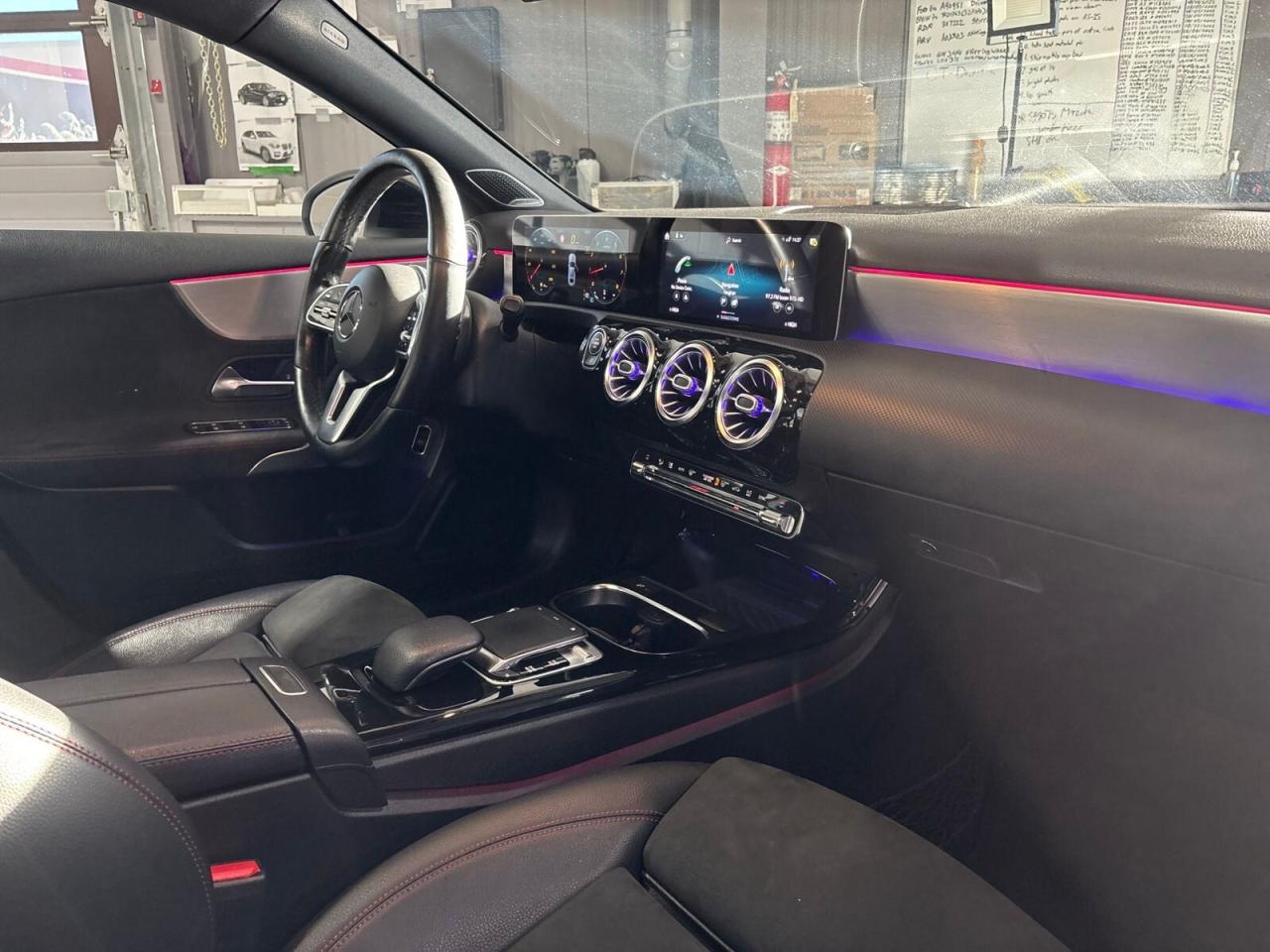 2019 Mercedes-Benz A-Class A 220 4MATIC / AMG Pkg / Leather / Sunroof / NAVI Photo