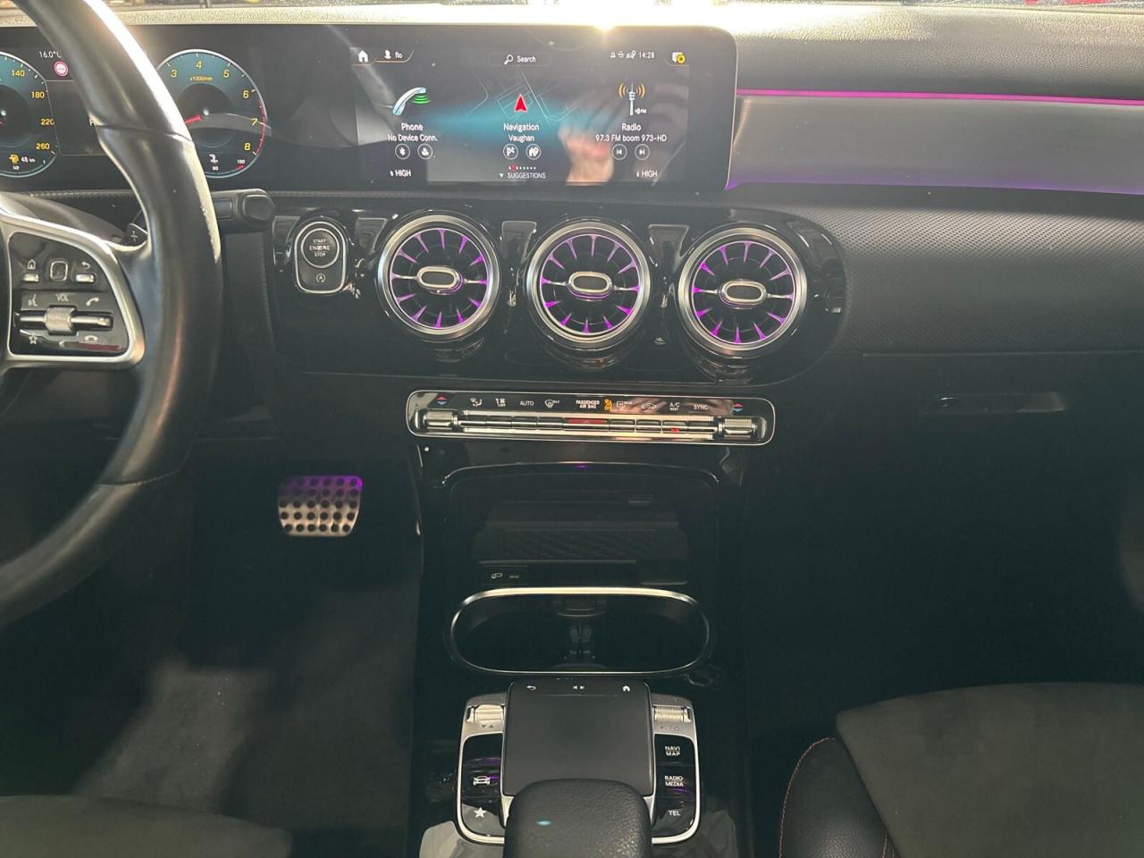 2019 Mercedes-Benz A-Class A 220 4MATIC / AMG Pkg / Leather / Sunroof / NAVI Photo