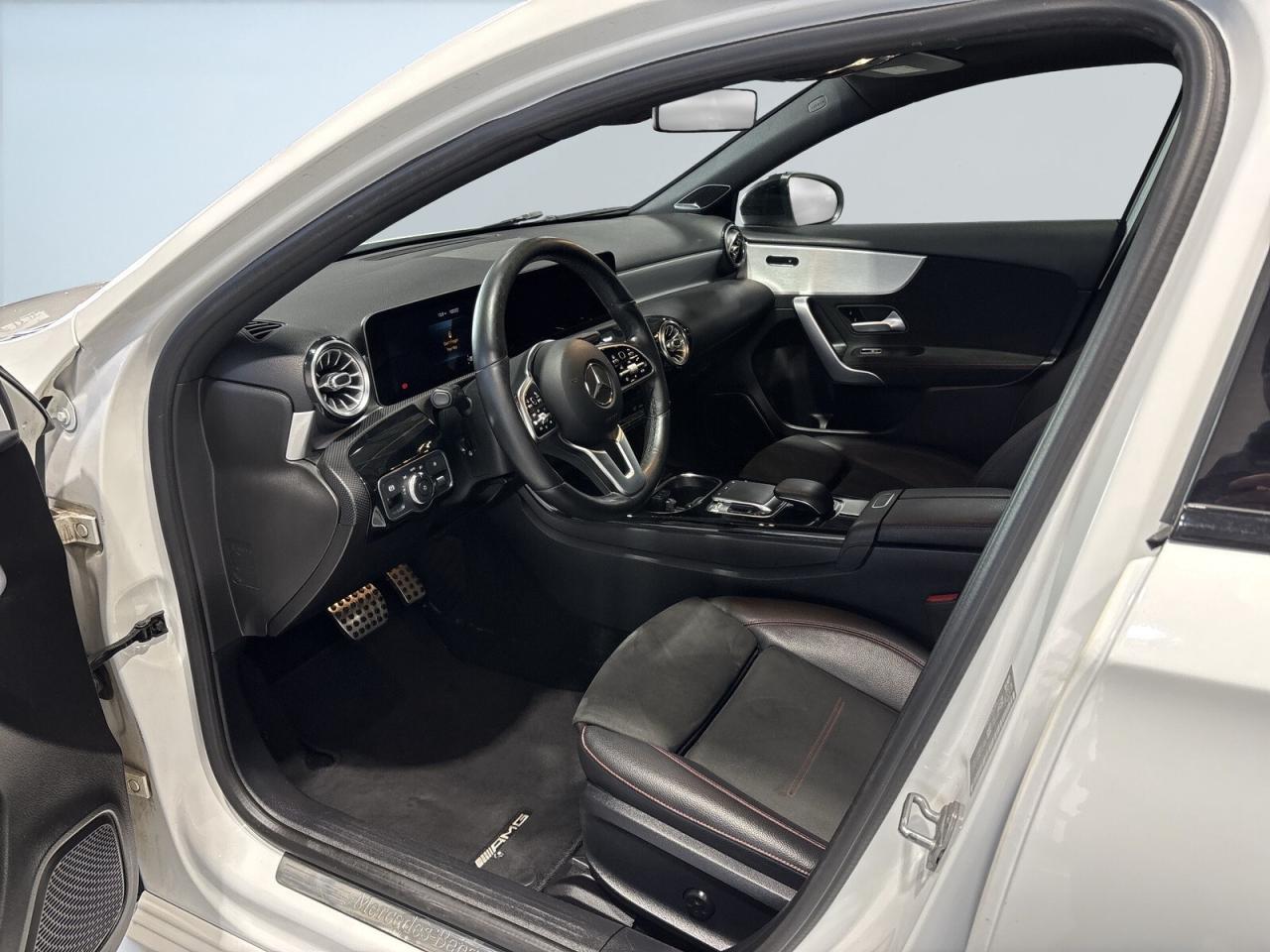 2019 Mercedes-Benz A-Class A 220 4MATIC / AMG Pkg / Leather / Sunroof / NAVI Photo