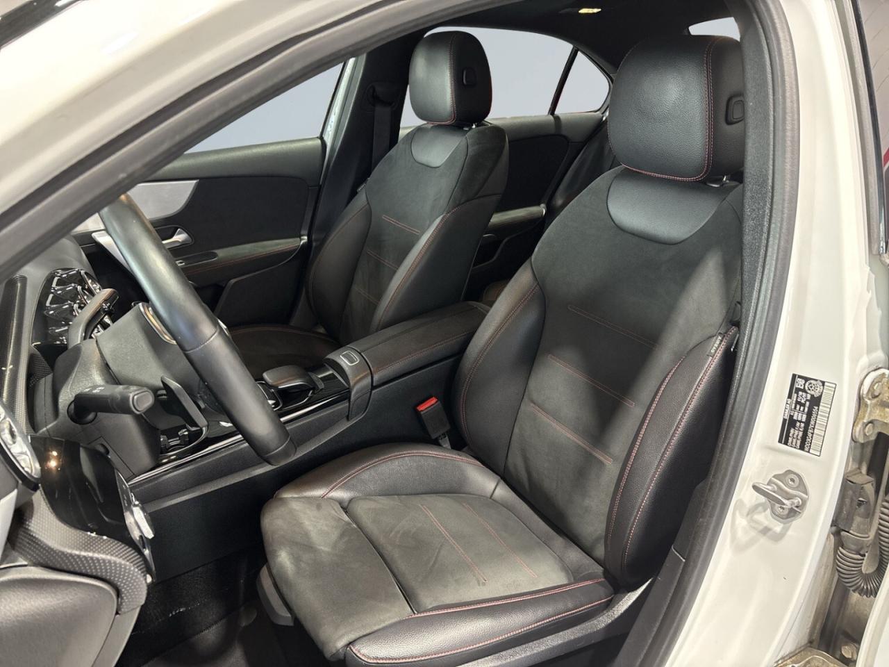 2019 Mercedes-Benz A-Class A 220 4MATIC / AMG Pkg / Leather / Sunroof / NAVI Photo