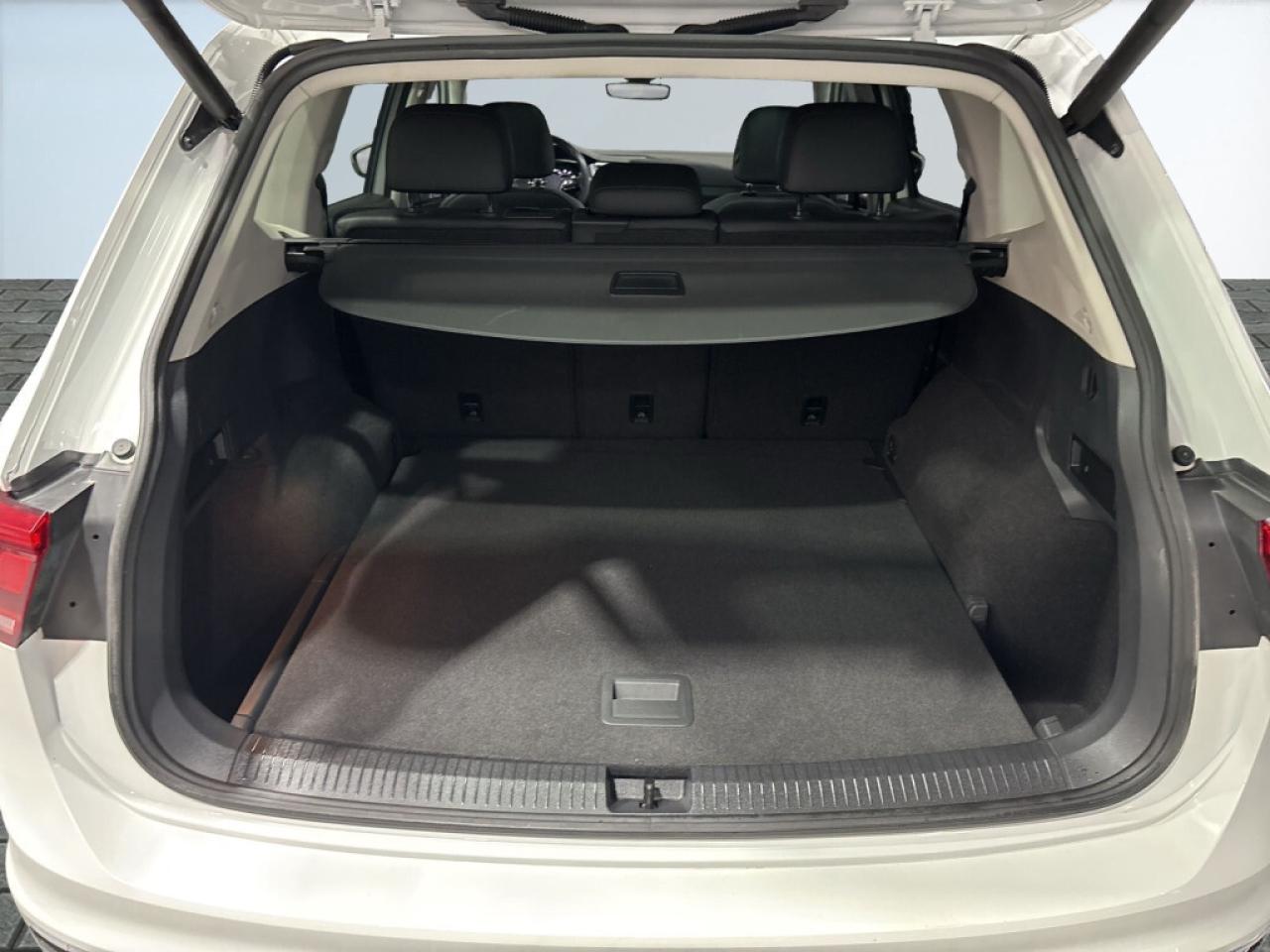 2019 Volkswagen Tiguan Highline 4MOTION / Leather / NAVI / Sunroof / Remo Photo