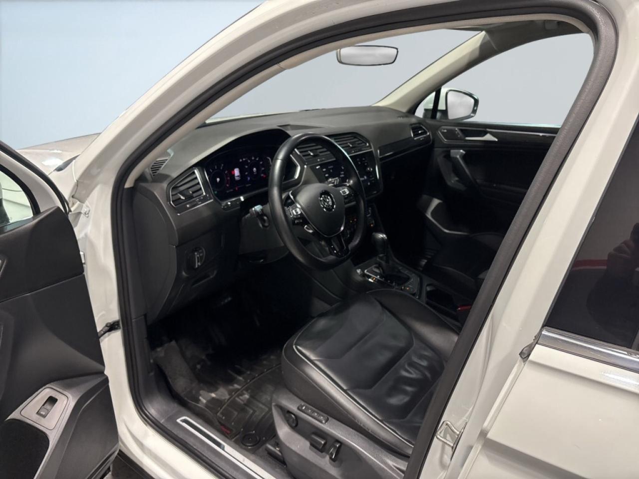 2019 Volkswagen Tiguan Highline 4MOTION / Leather / NAVI / Sunroof / Remo Photo