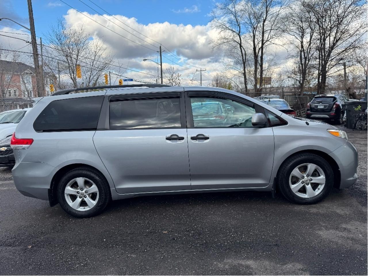 2011 Toyota Sienna  Photo4