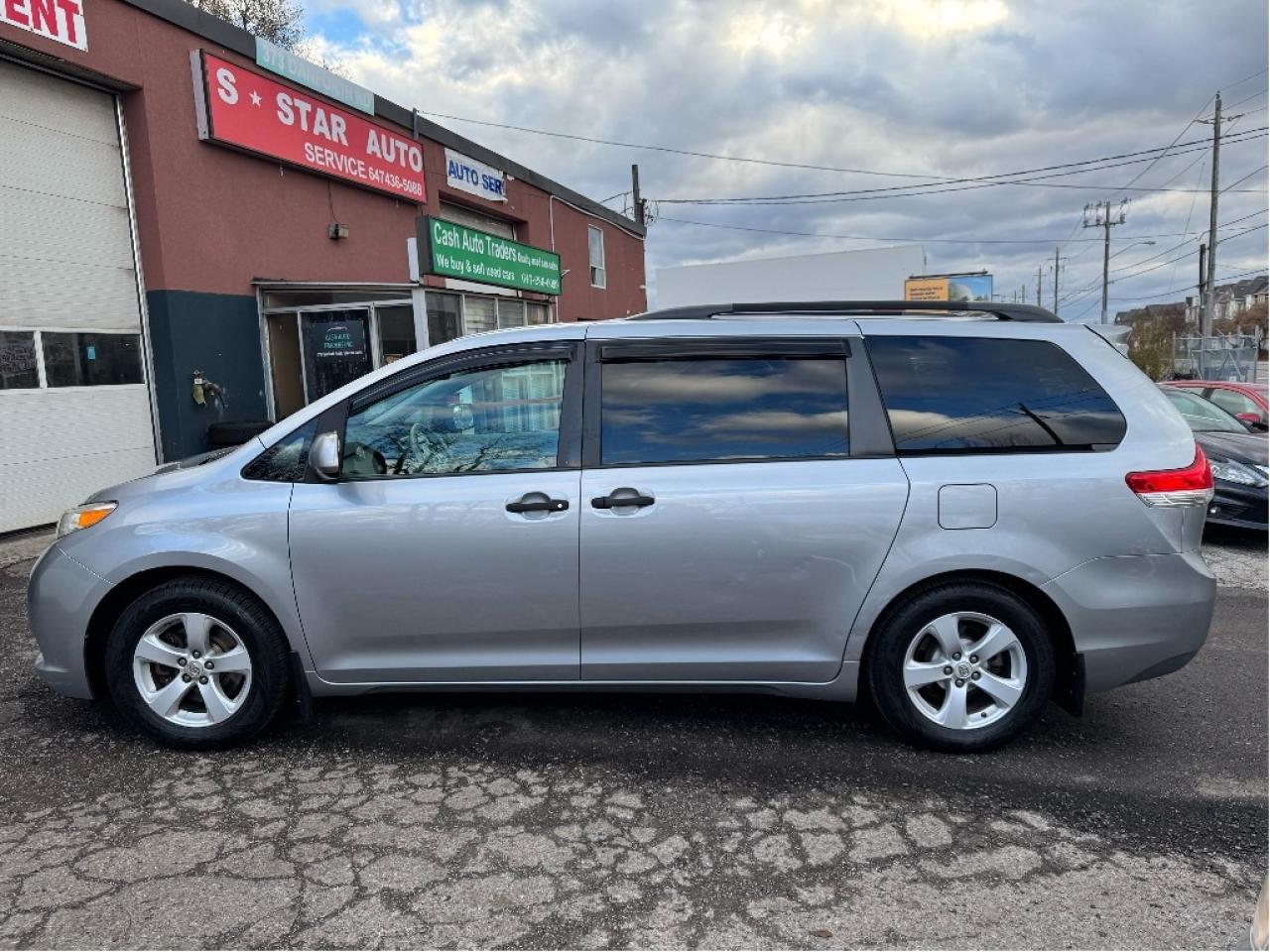 2011 Toyota Sienna  Photo3