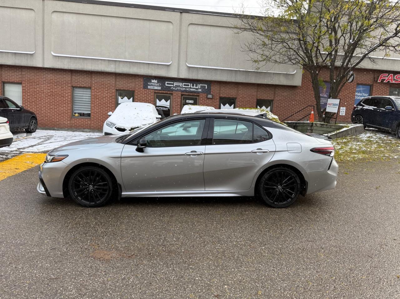 2022 Toyota Camry Hybrid XSE Auto Photo3