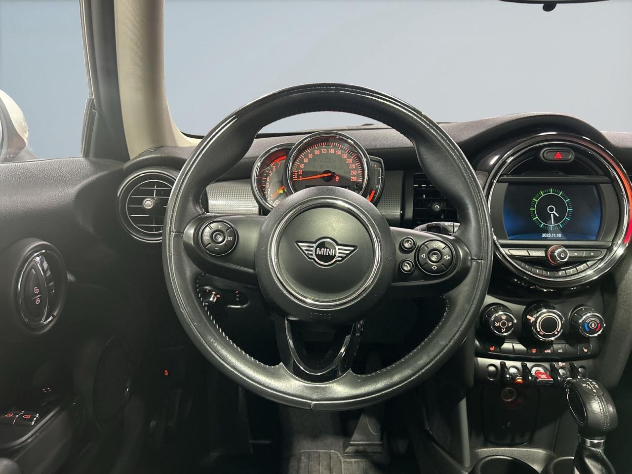 2019 MINI 3 Door Cooper / Leather / Sunroof / Back up Cam / Bluetoo Photo2
