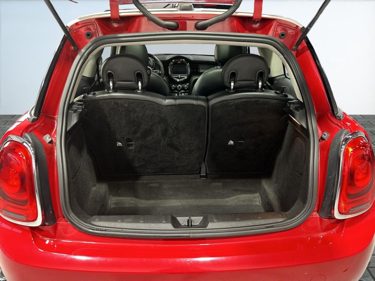 2019 MINI 3 Door Cooper / Leather / Sunroof / Back up Cam / Bluetoo Photo