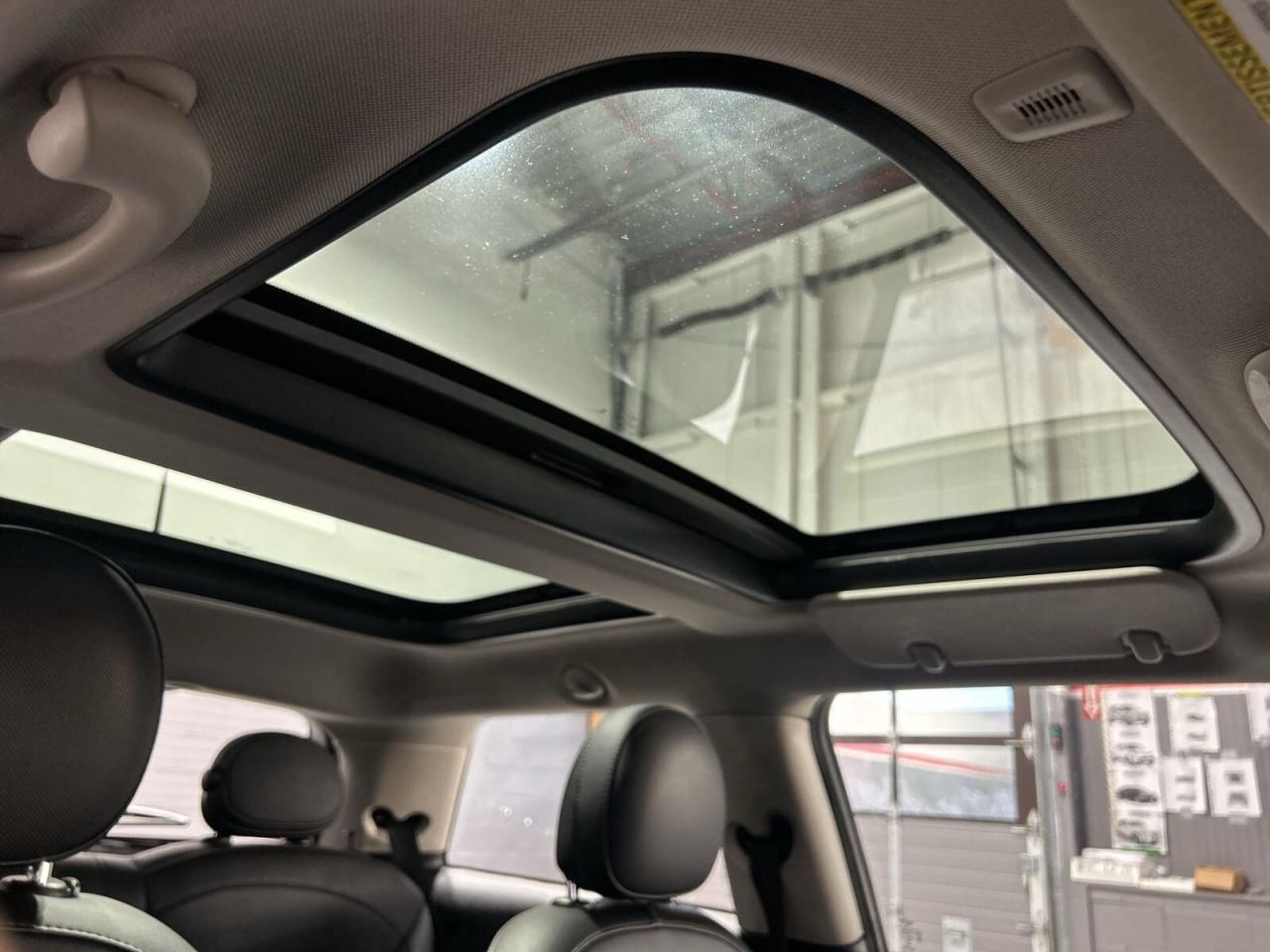 2019 MINI 3 Door Cooper / Leather / Sunroof / Back up Cam / Bluetoo Photo