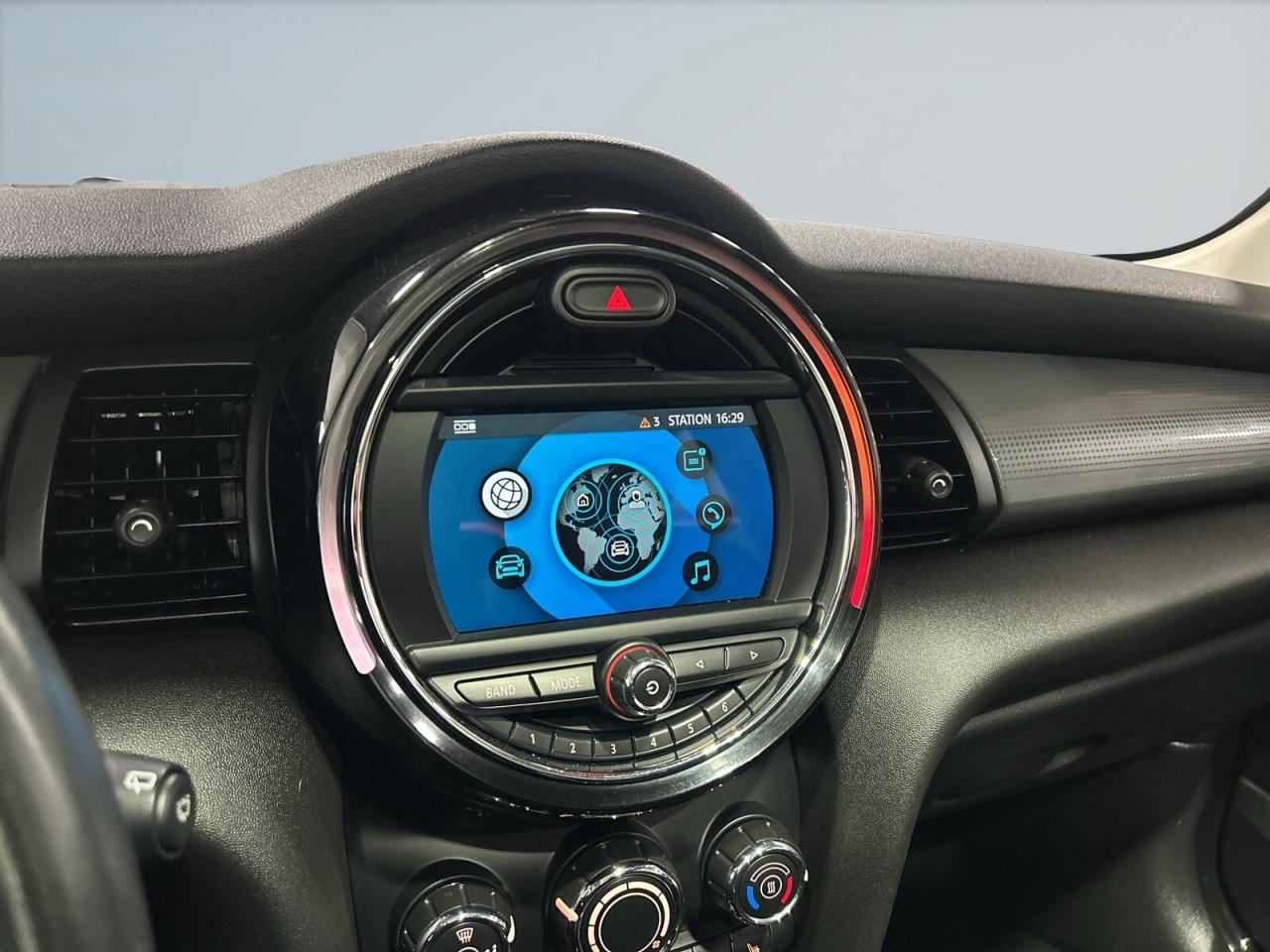 2019 MINI 3 Door Cooper / Leather / Sunroof / Back up Cam / Bluetoo Photo