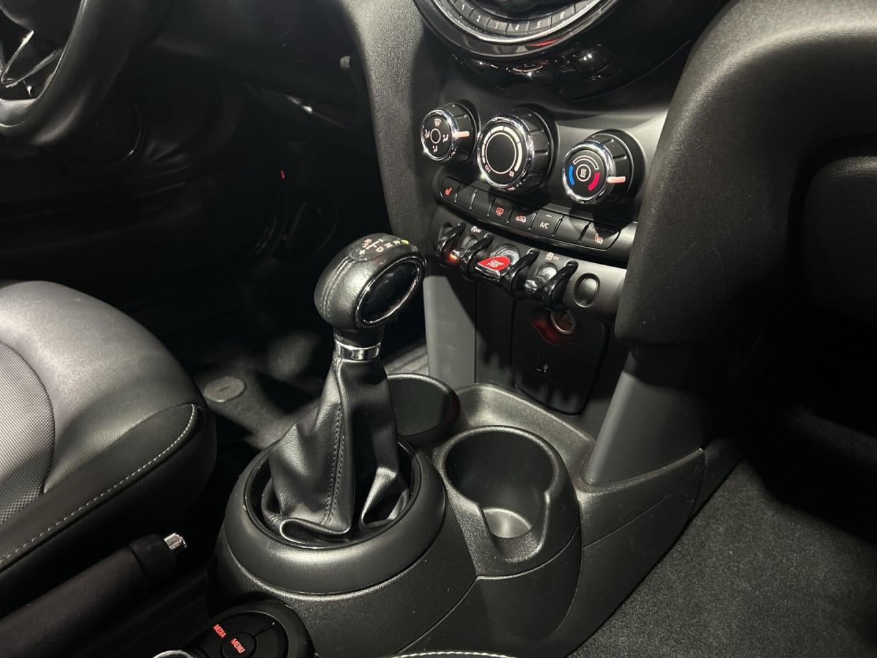 2019 MINI 3 Door Cooper / Leather / Sunroof / Back up Cam / Bluetoo Photo