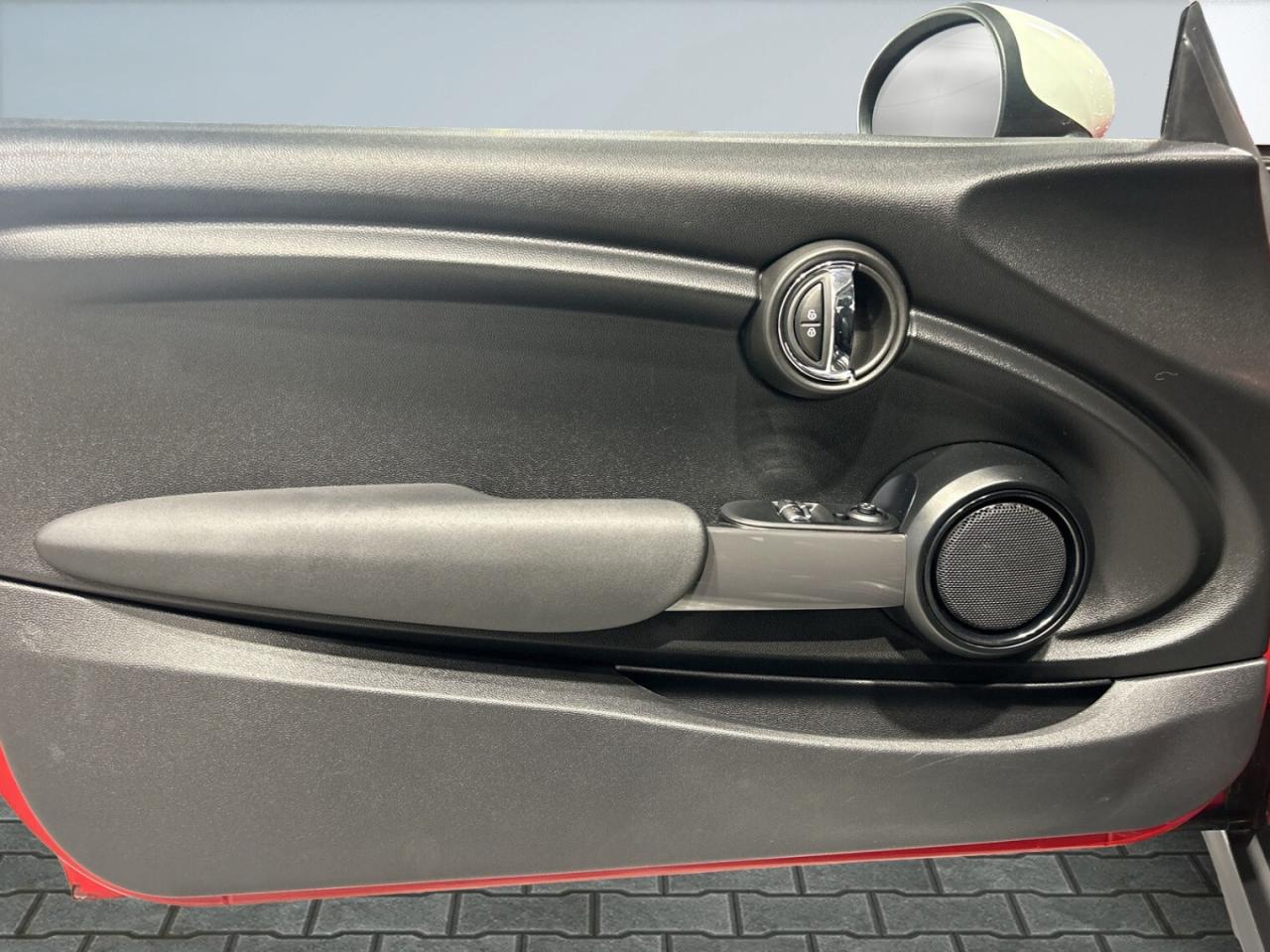 2019 MINI 3 Door Cooper / Leather / Sunroof / Back up Cam / Bluetoo Photo