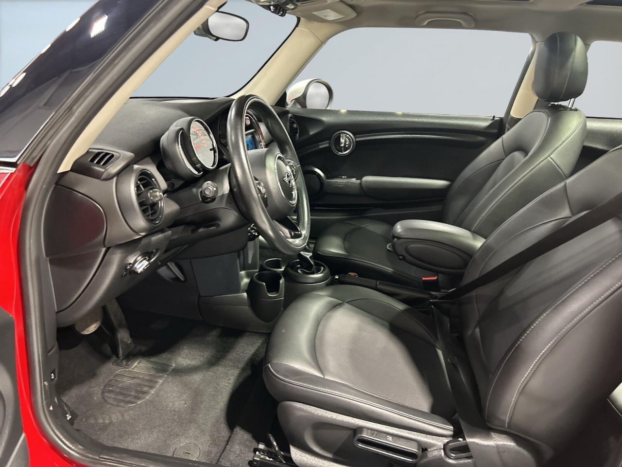 2019 MINI 3 Door Cooper / Leather / Sunroof / Back up Cam / Bluetoo Photo