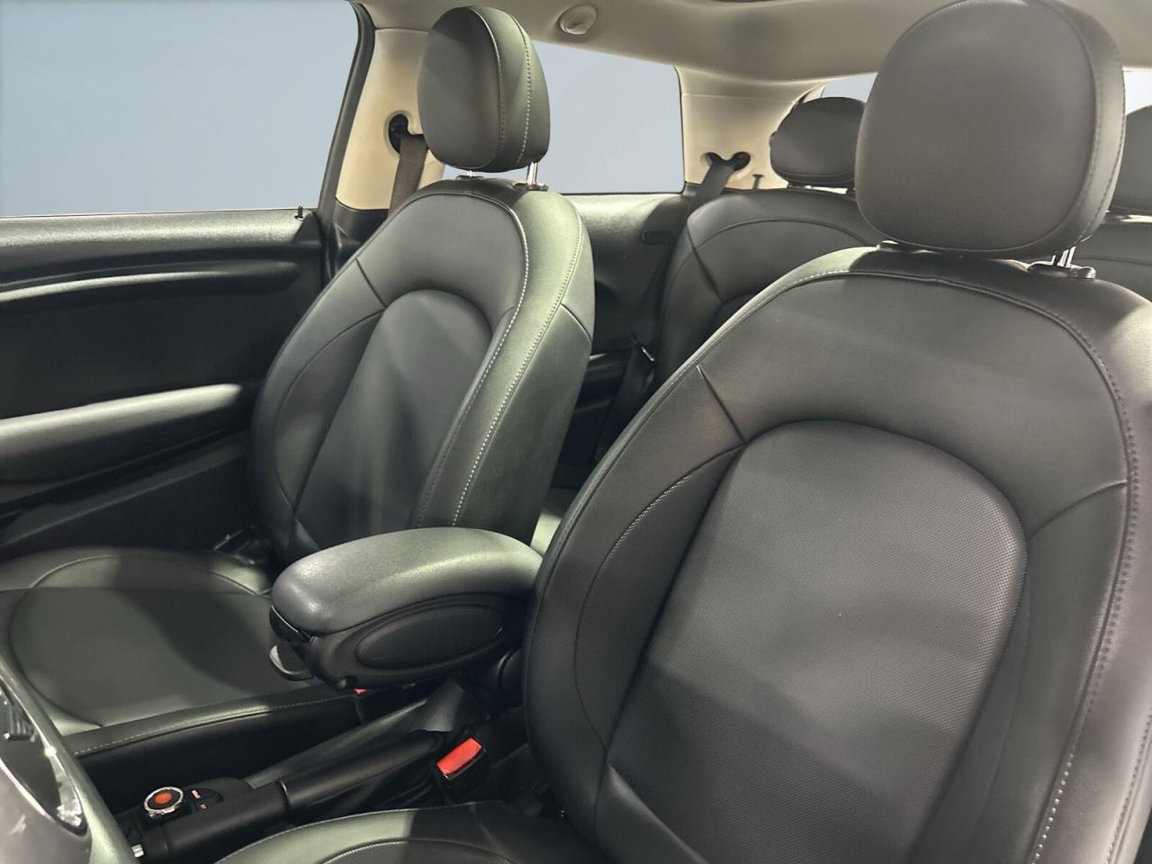 2019 MINI 3 Door Cooper / Leather / Sunroof / Back up Cam / Bluetoo Photo