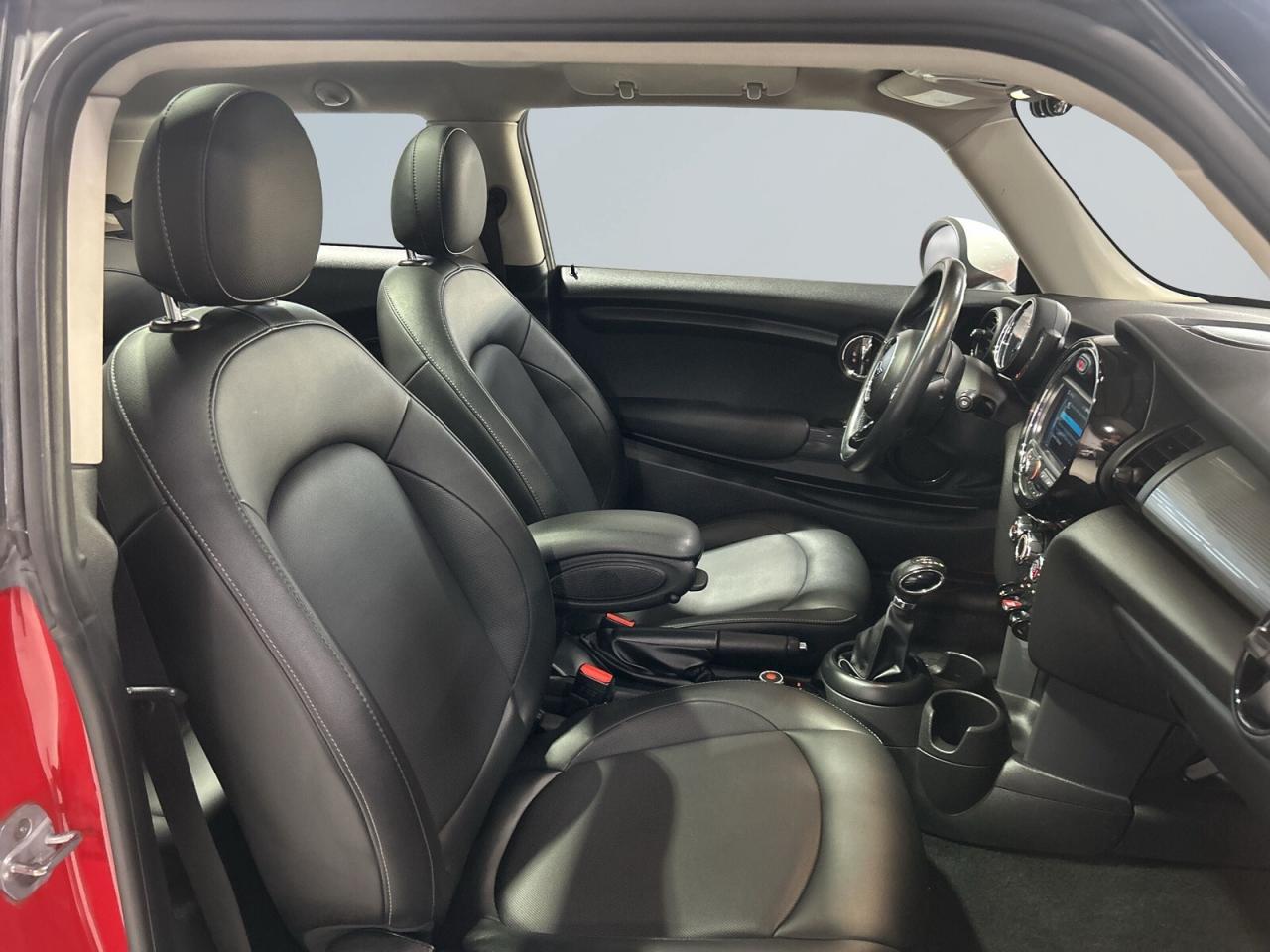 2019 MINI 3 Door Cooper / Leather / Sunroof / Back up Cam / Bluetoo Photo