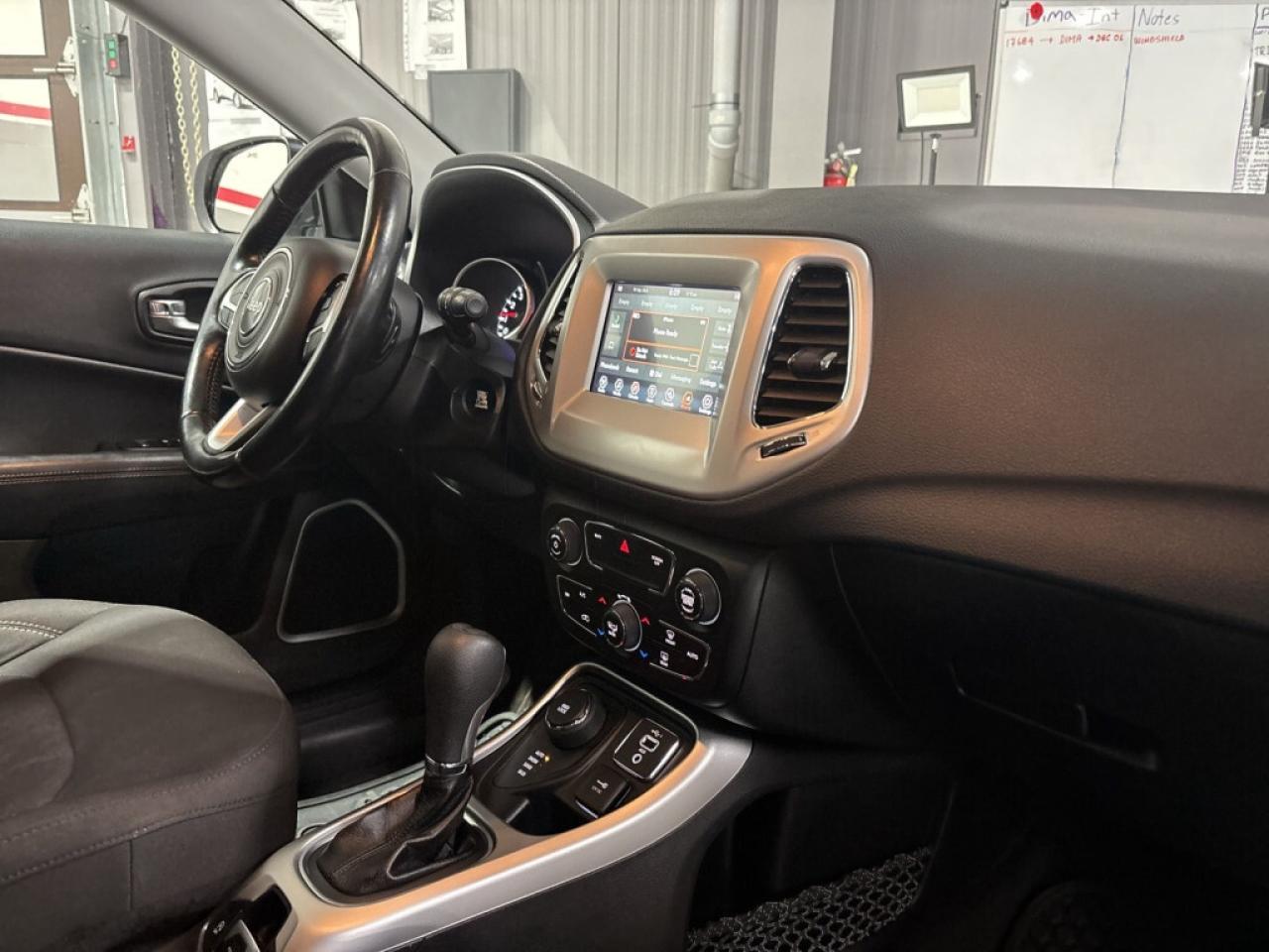 2021 Jeep Compass Upland Edition AWD / Back Up Cam / Heated Seats / Photo