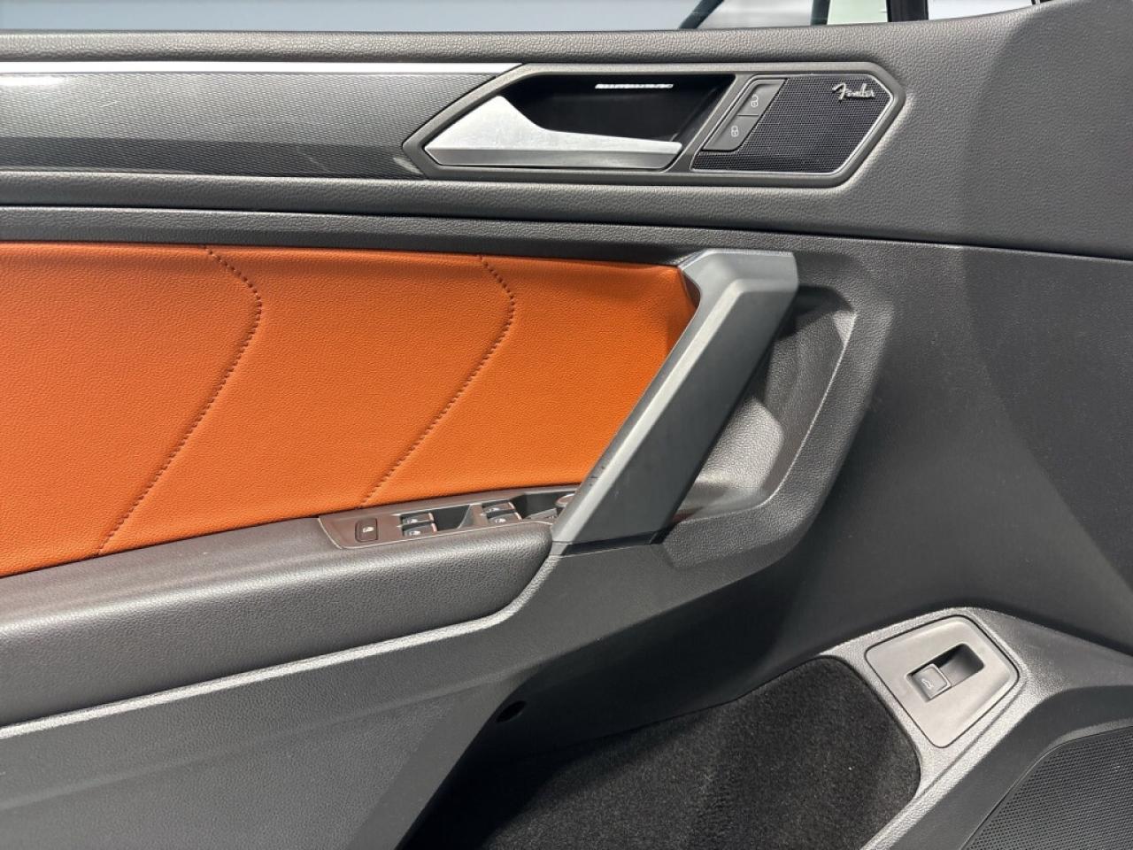 2019 Volkswagen Tiguan R Line/Highline 4MOTION/Leather/NAVI/Sunroof/Drive Photo