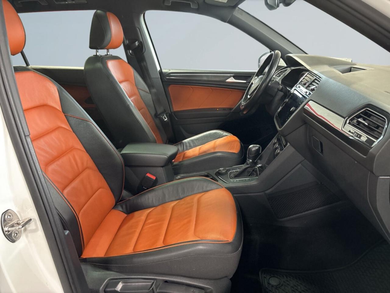 2019 Volkswagen Tiguan R Line/Highline 4MOTION/Leather/NAVI/Sunroof/Drive Photo