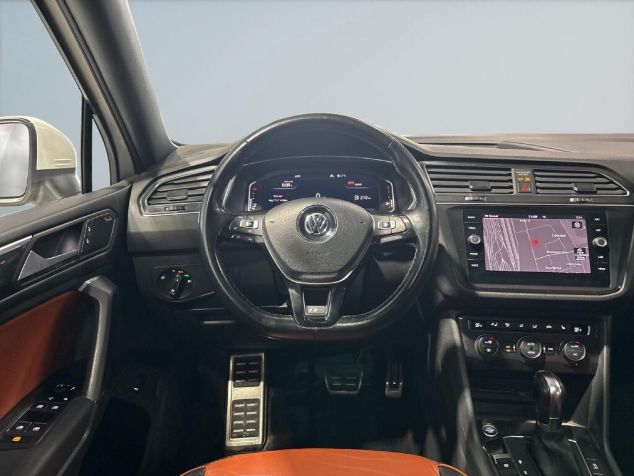 2019 Volkswagen Tiguan R Line/Highline 4MOTION/Leather/NAVI/Sunroof/Drive Photo