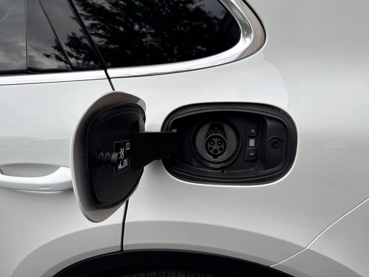 2022 Porsche Cayenne E-Hybrid AWD, premium pkg, assistance pkg Photo