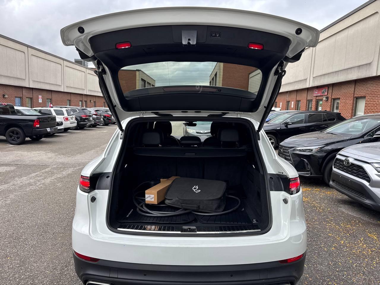 2022 Porsche Cayenne E-Hybrid AWD, premium pkg, assistance pkg Photo