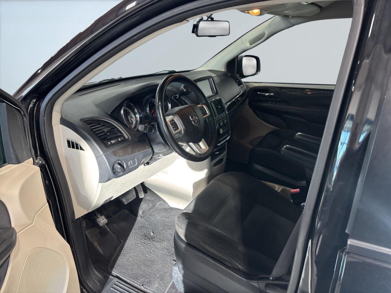 2017 Dodge Grand Caravan SXT /Stow& Go/Back up Cam/ Big Screen/ Bluetooth/C Photo