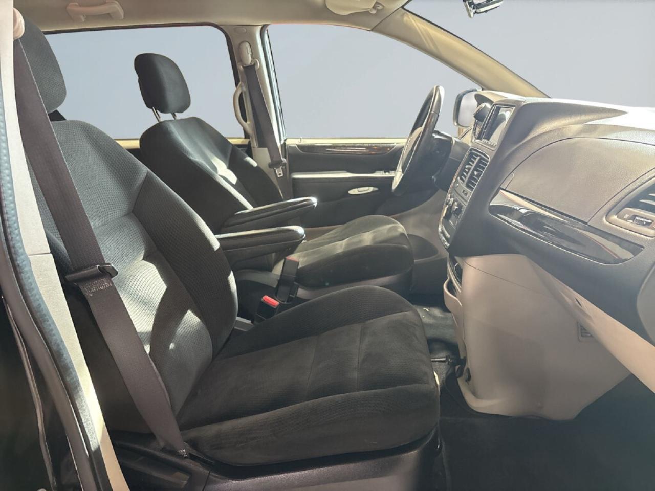 2017 Dodge Grand Caravan SXT /Stow& Go/Back up Cam/ Big Screen/ Bluetooth/C Photo