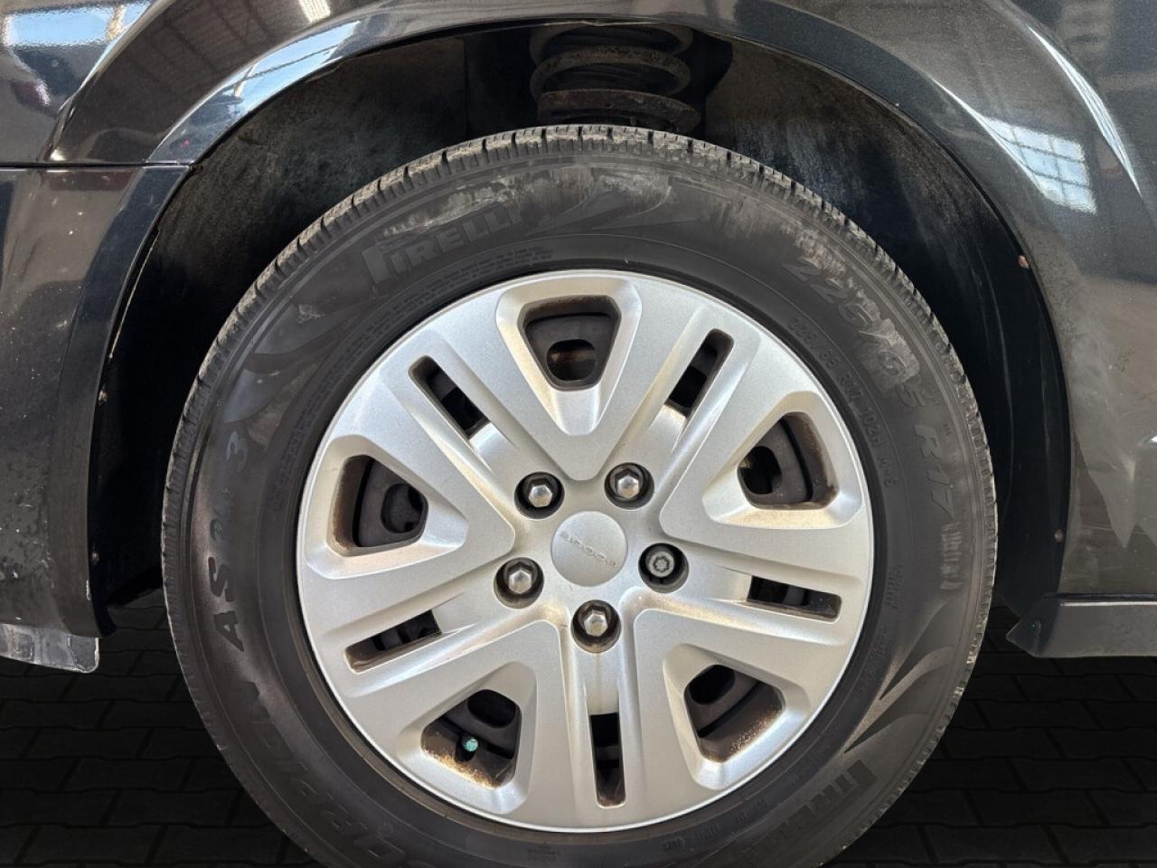 2017 Dodge Grand Caravan SXT /Stow& Go/Back up Cam/ Big Screen/ Bluetooth/C Photo