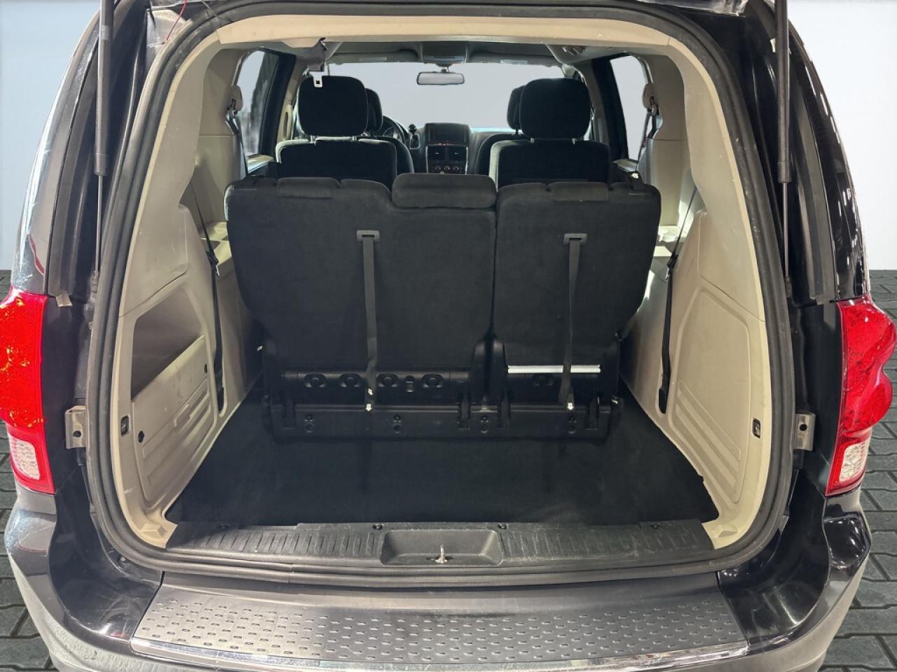 2017 Dodge Grand Caravan SXT /Stow& Go/Back up Cam/ Big Screen/ Bluetooth/C Photo