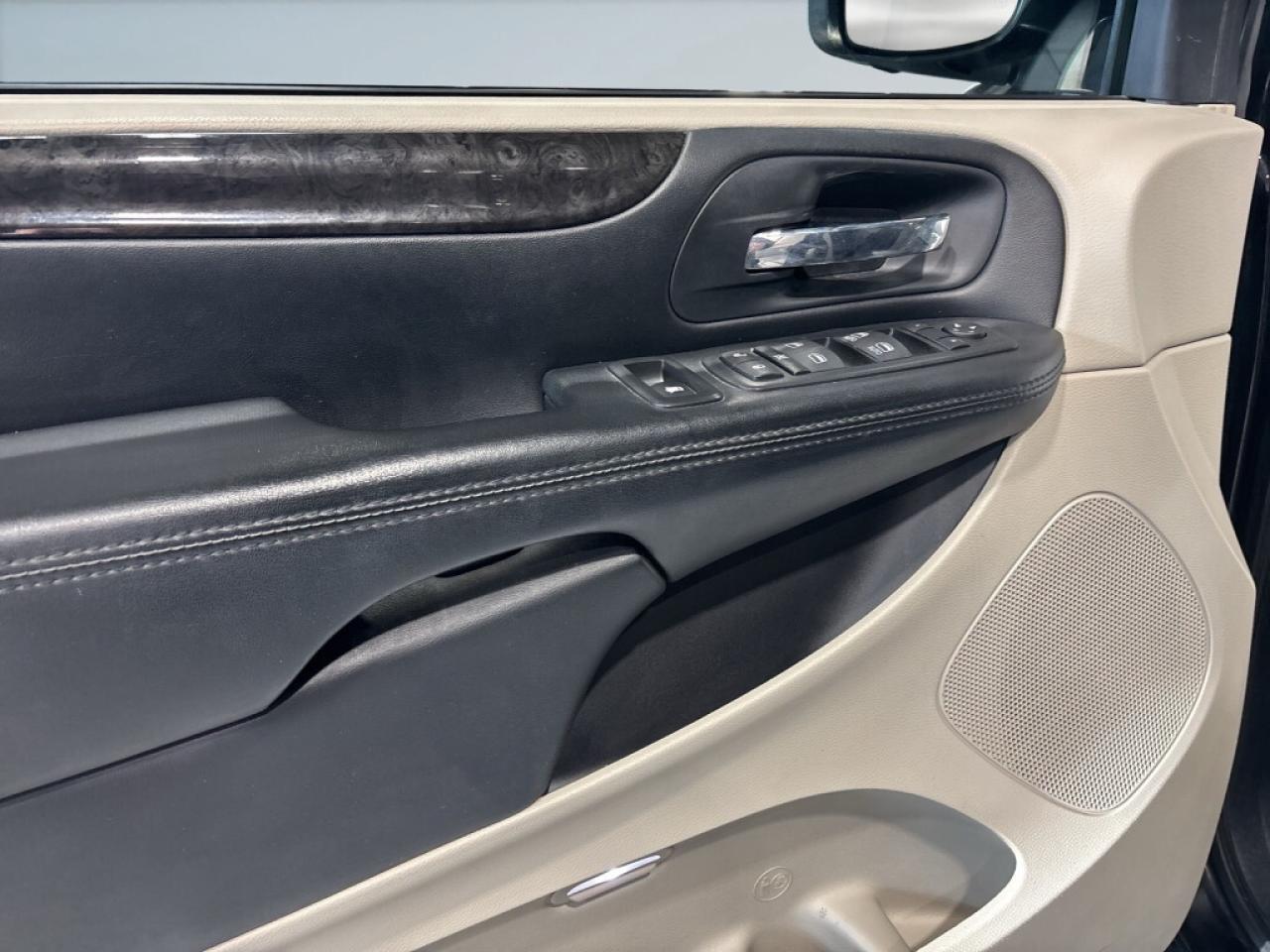 2017 Dodge Grand Caravan SXT /Stow& Go/Back up Cam/ Big Screen/ Bluetooth/C Photo