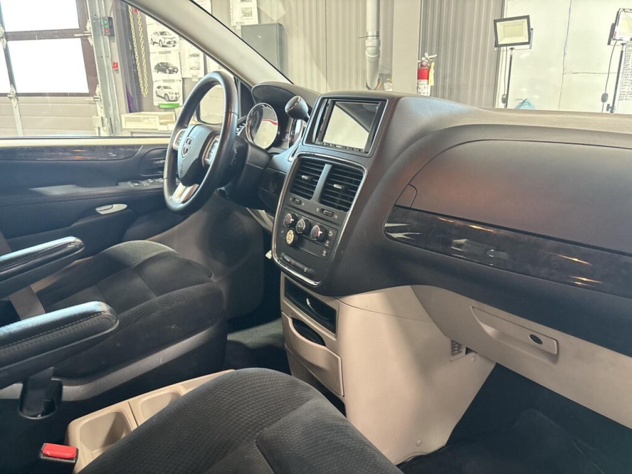 2017 Dodge Grand Caravan SXT /Stow& Go/Back up Cam/ Big Screen/ Bluetooth/C Photo