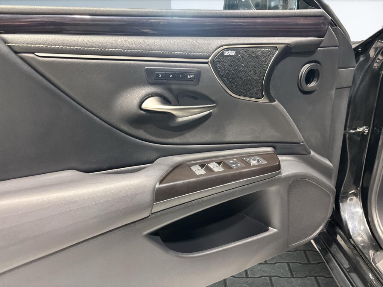 2019 Lexus ES 350 F SPORT ES 350/SIGNATURE/Sunroof/Leather Vented an Photo