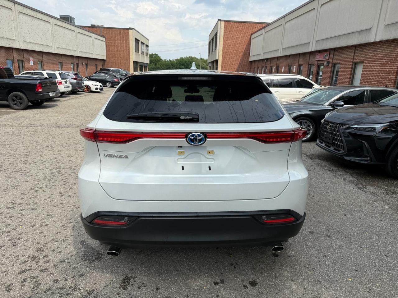 2024 Toyota Venza LE AWD, ONE OWNER, NO ACCIDENT Photo