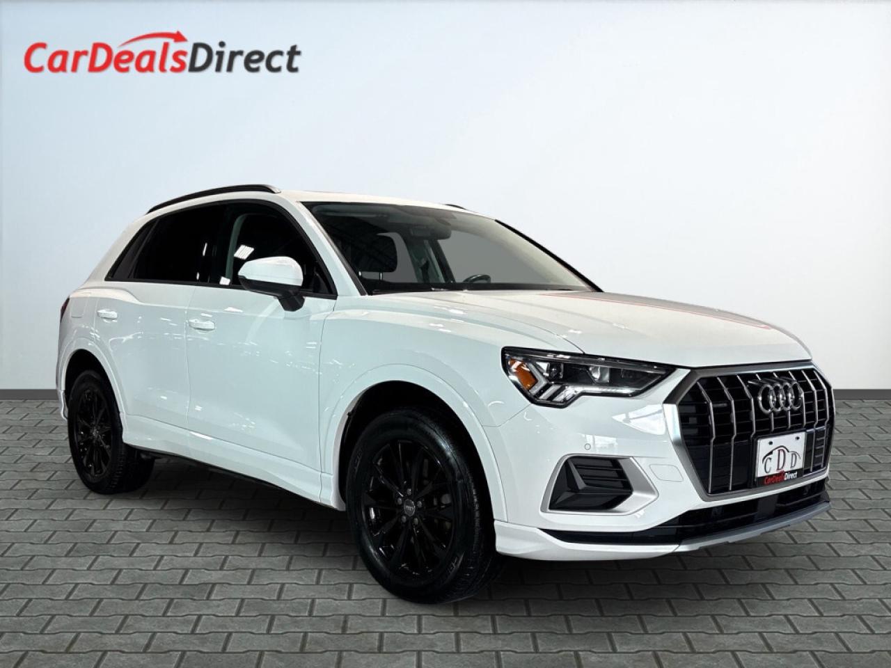 2020 Audi Q3 Komfort / Leather / Sunroof / Navi / Clean Carfax Photo0