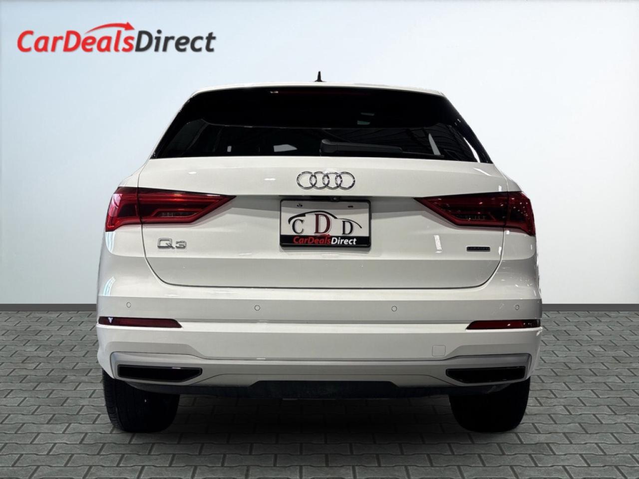 2020 Audi Q3 Komfort / Leather / Sunroof / Navi / Clean Carfax Photo4