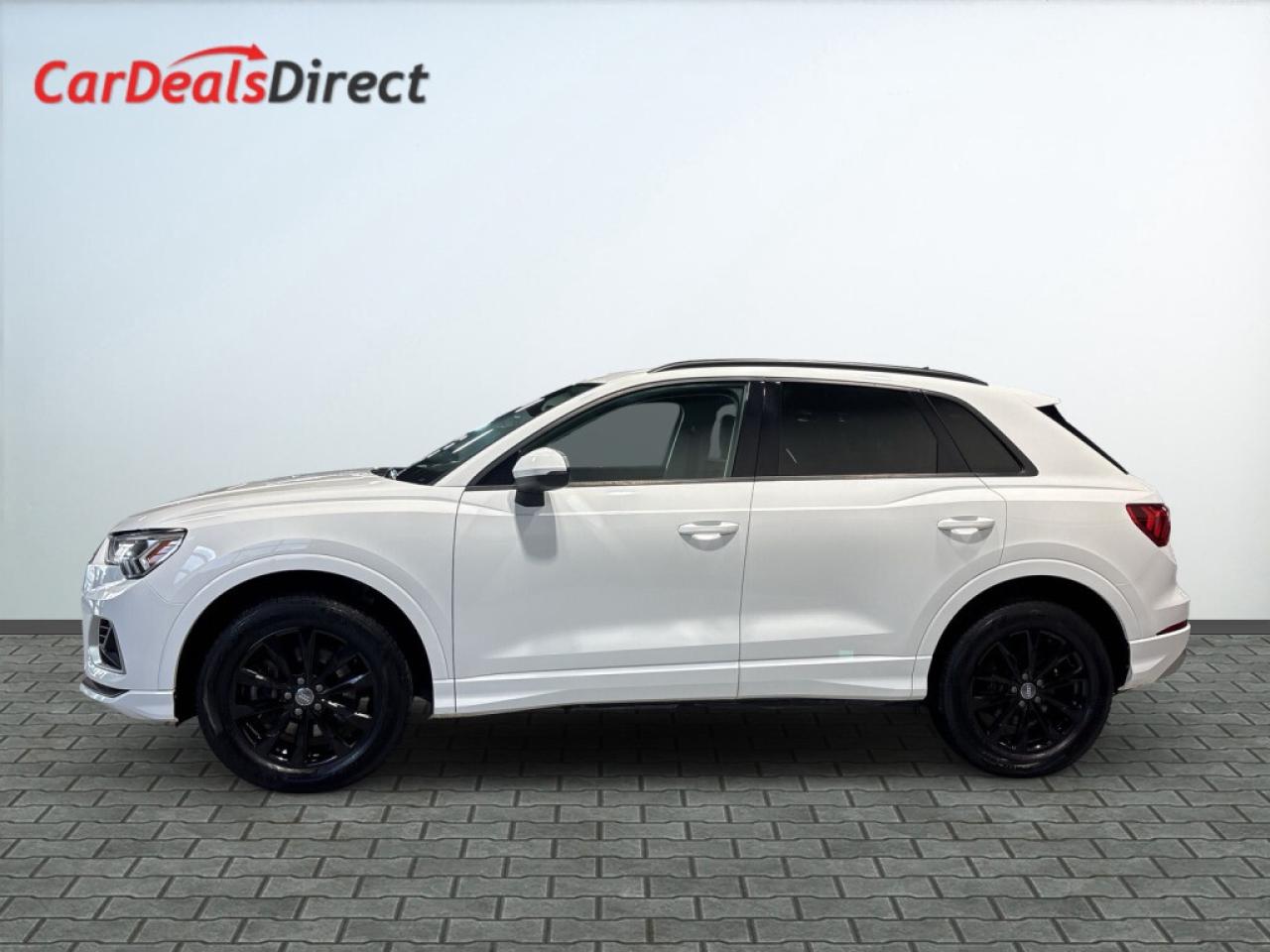 2020 Audi Q3 Komfort / Leather / Sunroof / Navi / Clean Carfax Photo
