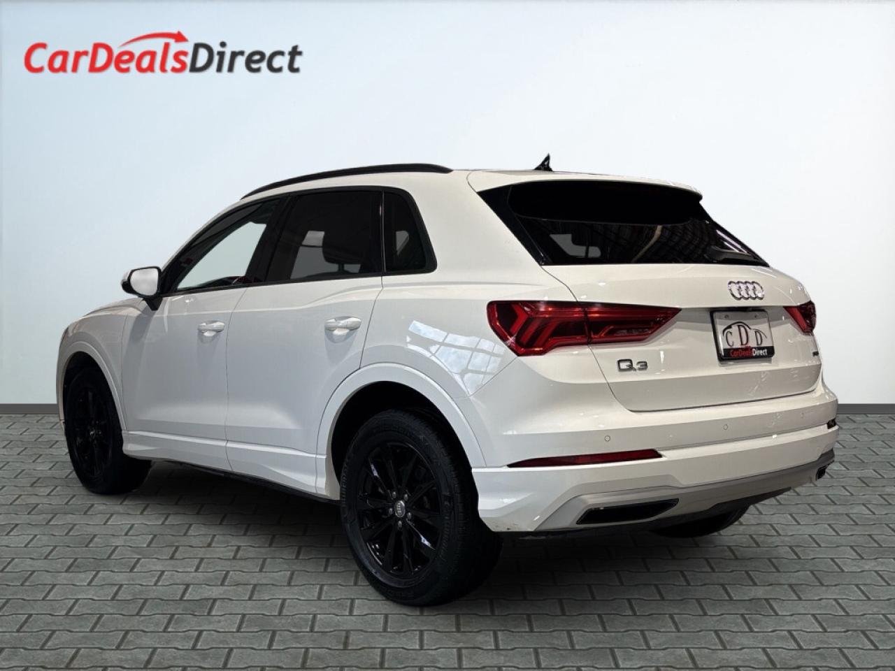 2020 Audi Q3 Komfort / Leather / Sunroof / Navi / Clean Carfax Photo