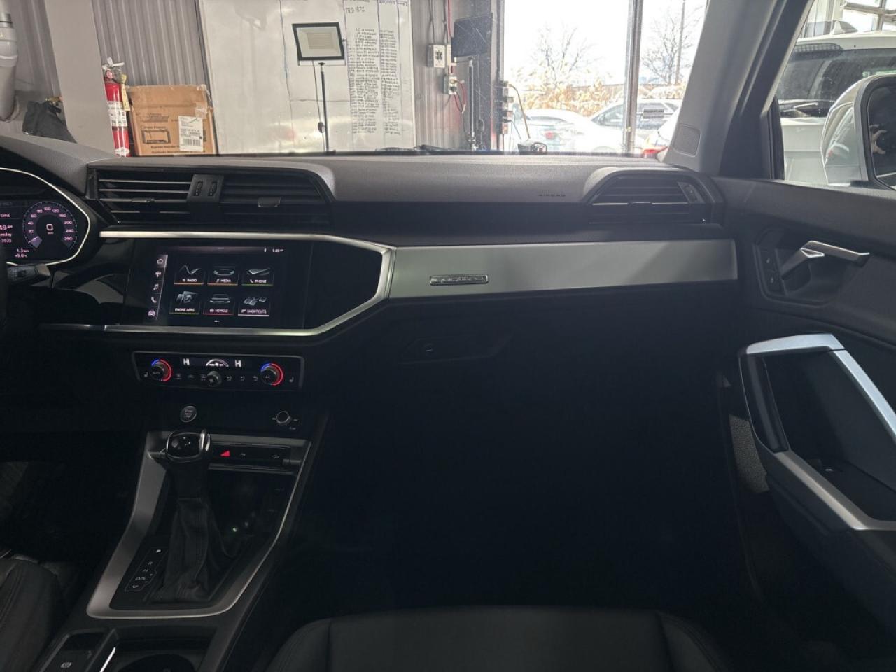 2020 Audi Q3 Komfort / Leather / Sunroof / Navi / Clean Carfax Photo