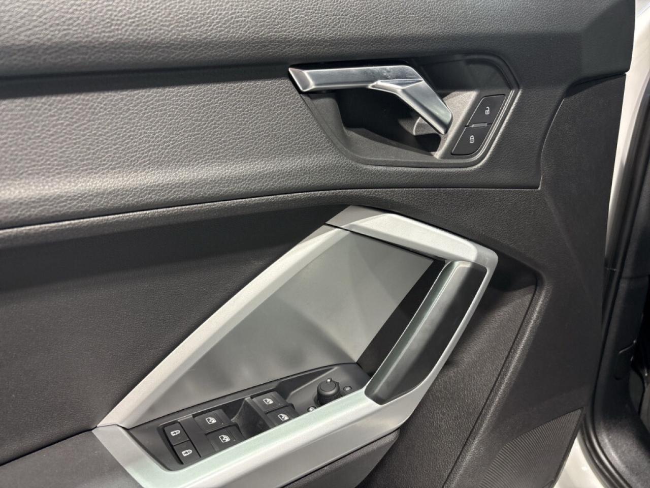 2020 Audi Q3 Komfort / Leather / Sunroof / Navi / Clean Carfax Photo