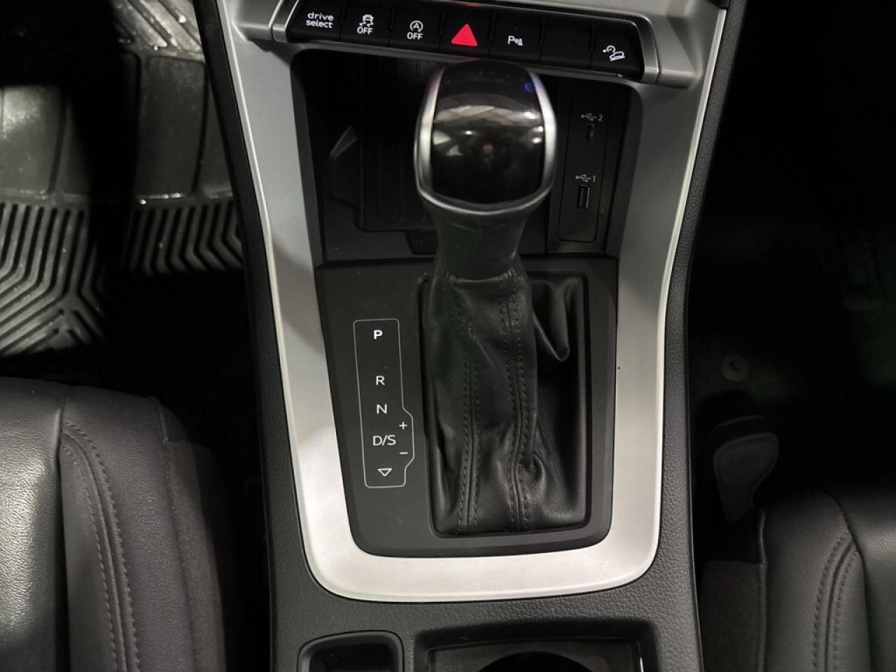 2020 Audi Q3 Komfort / Leather / Sunroof / Navi / Clean Carfax Photo