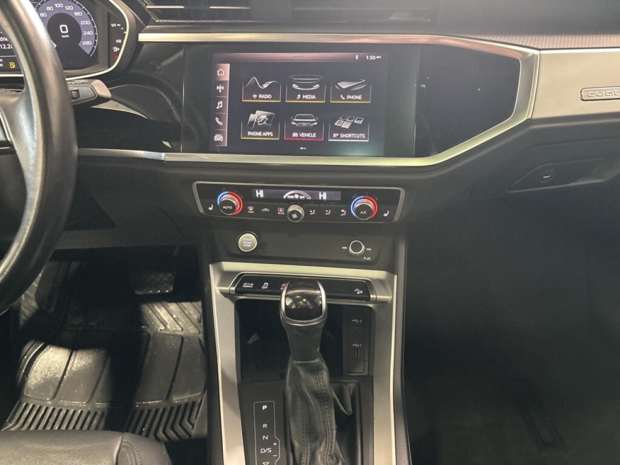 2020 Audi Q3 Komfort / Leather / Sunroof / Navi / Clean Carfax Photo