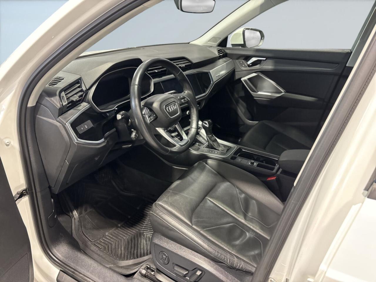 2020 Audi Q3 Komfort / Leather / Sunroof / Navi / Clean Carfax Photo