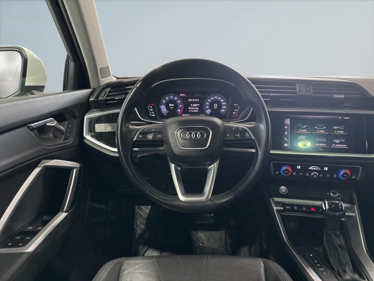 2020 Audi Q3 Komfort / Leather / Sunroof / Navi / Clean Carfax Photo