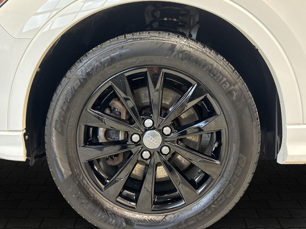 2020 Audi Q3 Komfort / Leather / Sunroof / Navi / Clean Carfax Photo