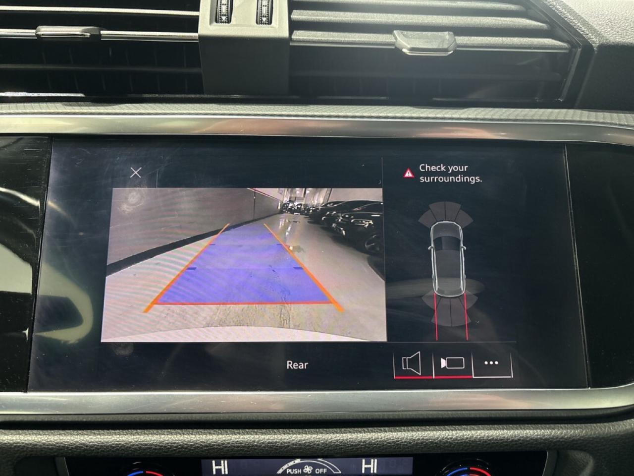 2020 Audi Q3 Komfort / Leather / Sunroof / Navi / Clean Carfax Photo